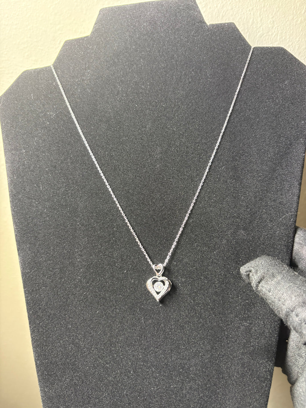 “Dancing Heart Necklace” Moissanite S925